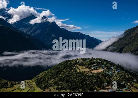 Panorama Blick über einen Teil der Stadt, Monsoon Wolken, die aus dem Dudh Koshi Tal Stockfoto