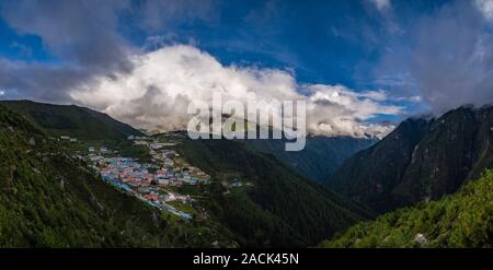 Panorama Blick über die Stadt, Mt. Thamserku in monsunwolken in der Ferne Stockfoto