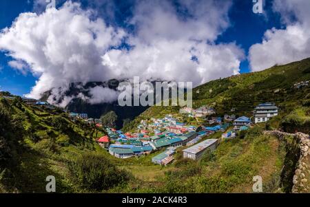 Panorama Blick über die Stadt, Mt. Kongde Ri abgedeckt in monsunwolken in der Ferne Stockfoto