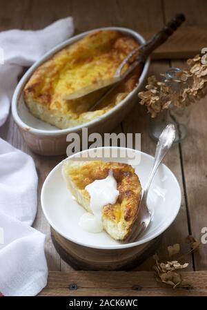 Banitsa, eine traditionelle bulgarische oder Balkan Blätterteig Torte mit Feta Käse gefüllt, saure Milch und Eier. Im rustikalen Stil. Stockfoto