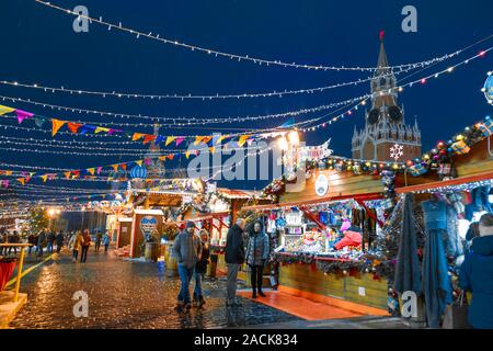 Moskau, Russland, 05. Dezember 2017: Weihnachtsmarkt. Weihnachten auf dem Roten Platz. Kreml. Kremlmauer. Die Stadt ist mit Girlanden geschmückt. Weihnachten Auto Stockfoto