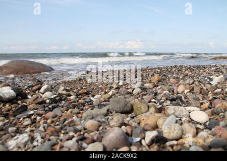 Bunte Kieselsteine am Strand Stockfoto