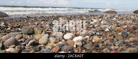 Bunte Kieselsteine am Strand Stockfoto