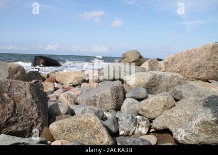 Bunte Kieselsteine am Strand Stockfoto