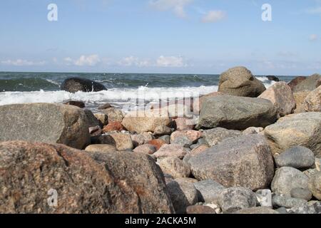 Bunte Kieselsteine am Strand Stockfoto