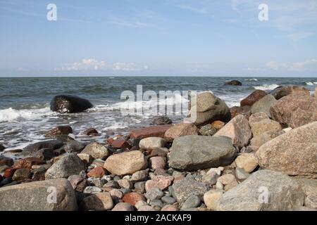 Bunte Kieselsteine am Strand Stockfoto