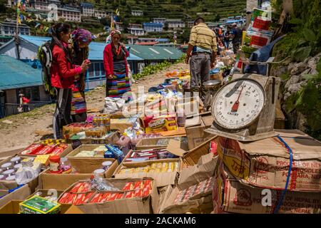 Viele verschiedene Güter zum Verkauf auf dem Wochenmarkt in der Stadt Stockfoto