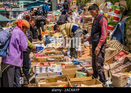 Viele verschiedene Güter zum Verkauf auf dem Wochenmarkt in der Stadt Stockfoto