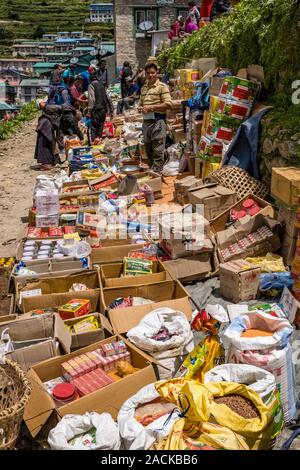 Viele verschiedene Güter zum Verkauf auf dem Wochenmarkt in der Stadt Stockfoto