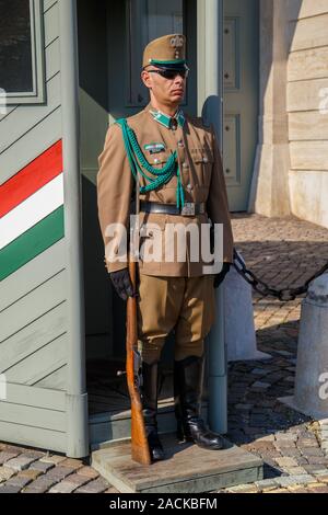 Budapest, Ungarn, 22. März 2018: Bewaffnete präsidentengarde an der Budaer Hügel in der Nähe der Residenz des Präsidenten von Ungarn. Schutz der Ehre in der Nähe des Pr Stockfoto