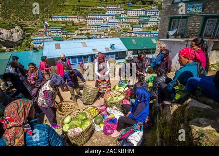 Gemüse und Obst sind für den Verkauf auf dem Wochenmarkt in der Stadt Stockfoto