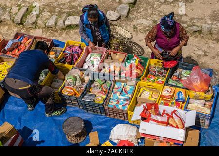 Viele verschiedene Güter zum Verkauf auf dem Wochenmarkt in der Stadt Stockfoto