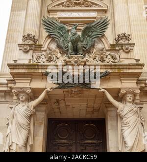 Paris, Frankreich, 30. März 2017: Ein Adler Skulptur von Pierre Loiuis Rouillard, Blick von der Fassade von Garnier. Dies ist Eintrag Rampen für die Trainer Stockfoto