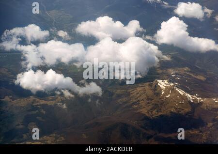 Blick von oben durch Wolken auf einem Berg Tal im frühen Frühling. Kaukasus, Georgien Stockfoto