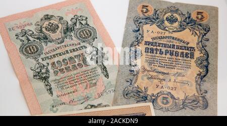 Moskau, Russland, 23. Oktober 2019: Alte russische Banknote, 5 Rubel und 10 Rubel, circa 1909. Zaren Russland - Rechnung 1909: eine Rechnung gedruckt Hoheitszeichen - t Stockfoto