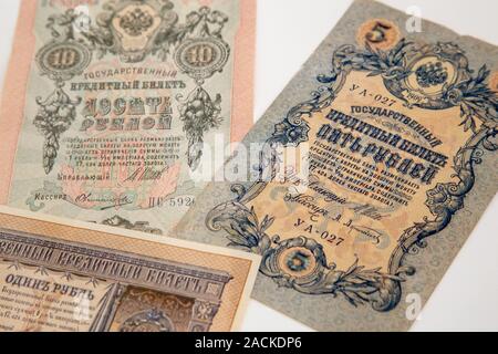 Moskau, Russland, 23. Oktober 2019: Alte russische Banknote, 5 Rubel und 10 Rubel, circa 1909. Zaren Russland - Rechnung 1909: eine Rechnung gedruckt Hoheitszeichen - t Stockfoto