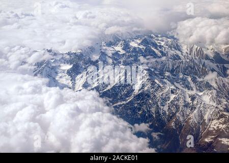 Luftaufnahme der Gebirgszüge. Blick durch die Wolken zu den Berggipfeln. Fantastisch, tolle Landschaft. Verwenden Sie für Hintergrund, Hintergrund Stockfoto