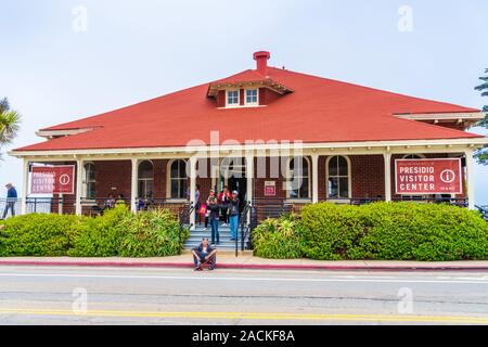 Feb 10, 2019 San Francisco/CA/USA - Presidio Visitor Center Gebäude, auf der Parade in Presidio Park Stockfoto