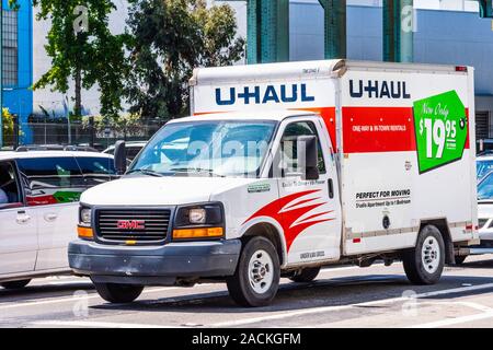 Feb 10, 2019 San Francisco/CA/USA-U-Haul van Fahren auf einer Straße in der Innenstadt von San Francisco; U-Haul ist ein amerikanisches Unternehmen, das DIY so bewegend Stockfoto