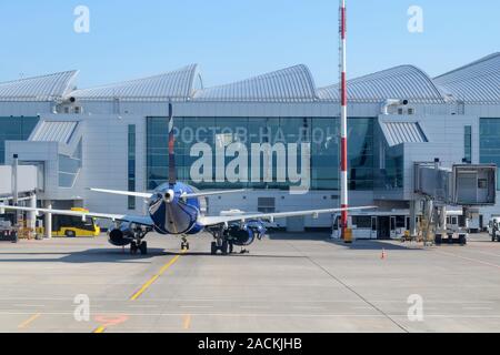 Außenansicht der Gebäude des Flughafens mit Schürze mit dem Flugzeug geparkt. Russland, Rostow-am-Don, Platov Flughafen, 2019-04-10 Stockfoto