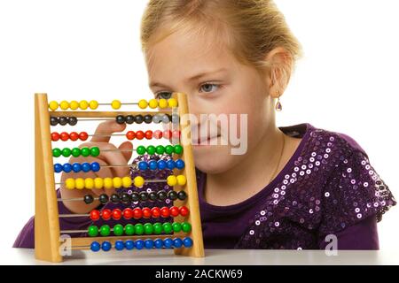 Schulkind erwartet eine abacus Stockfoto