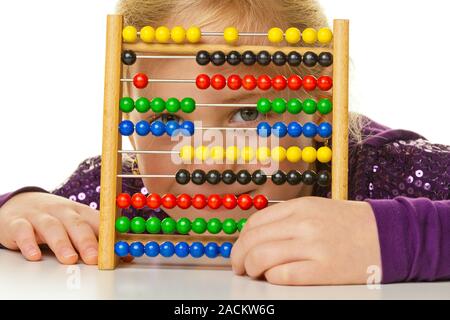 Schulkind erwartet eine abacus Stockfoto