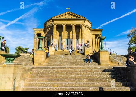 Stuttgart, Deutschland, 20. Oktober 2019, berühmten Sehenswürdigkeiten Mausoleum von Stuttgart Rotenberg, eine touristische Attraktion mit vielen Leuten ist das Sitzen auf der Treppe bei Sun Stockfoto