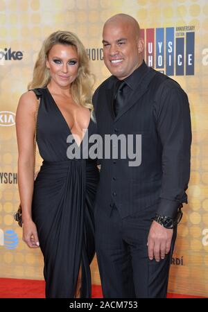 CULVER CITY, CA. Juni 4, 2016: Mixed Martial Arts fighter Tito Ortiz & Freundin Amber Nichole Miller bei Spike TV 10. jährlichen Guys Choice Awards bei Sony Pictures Studios, Culver City, CA. © 2016 Paul Smith/Featureflash Stockfoto