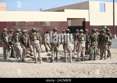 Großbritannien und die KUWAITISCHEN Soldaten die Teilnahme an Übung Desert Warrior erwarten die Ankunft des Herzogs von Cambridge an der Sheikh Salim Al-Ali National Guard Lager in Kuwait. Stockfoto