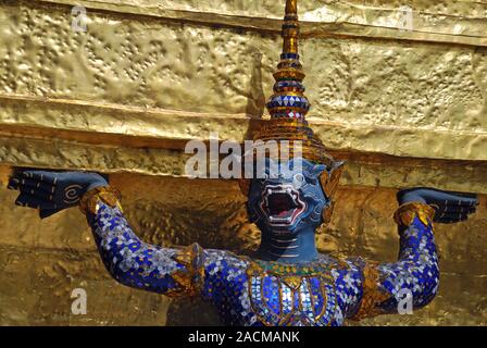 Goldenen Chedi vor dem Pantheon 24 Affen und Dämonen durchgeführt: Wat Phra Kaeo, Großer Palast, Bangkok, Thailand, Asi Stockfoto