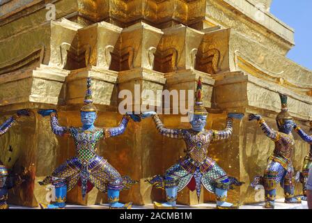 Goldenen Chedi vor dem Pantheon 24 Affen und Dämonen durchgeführt: Wat Phra Kaeo, Großer Palast, Bangkok, Thailand, Asi Stockfoto