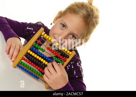 Schulkind erwartet eine abacus Stockfoto