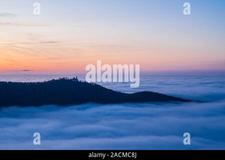 Deutschland, magische Luftbild oben Nebel Wolken im Tal der Schwäbischen Alb Natur Landschaft bei Sonnenuntergang mit Orange Sky in der Nähe von Stuttgart mit Blick auf Schloss t