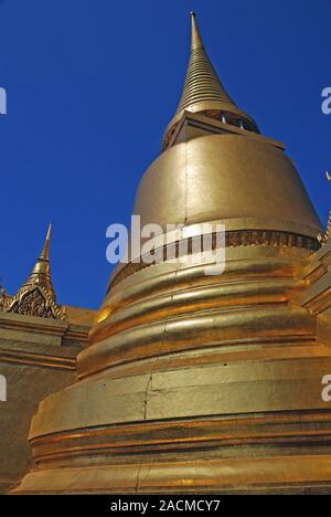 Goldenen Chedi vor dem Pantheon, Wat Phra Kaeo, Großer Palast, Bangkok, Thailand, Asien Stockfoto