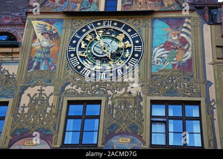 Astronomische Uhr Auf der östlichen Fassade der Ulmer Rathaus Stockfoto