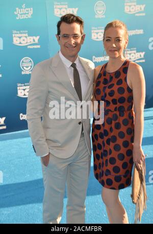 LOS ANGELES, Ca. Juni 8, 2016: Schauspieler Ty Burrell & Frau Holly Burrell bei der Weltpremiere für "Dory" am El Capitan Theatre, Hollywood. © 2016 Paul Smith/Featureflash Stockfoto