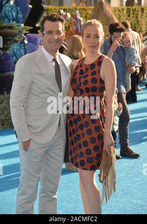 Ty Burrell Und Frau Holly Burrell Bei Der Weltpremiere Von Disney S Dory Am El Capitan Theatre In Hollywood Ca 8 Juni 2016 Statt Foto Von Joe Martinez Picturelux Stockfotografie Alamy