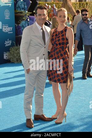 LOS ANGELES, Ca. Juni 8, 2016: Schauspieler Ty Burrell & Frau Holly Burrell bei der Weltpremiere für "Dory" am El Capitan Theatre, Hollywood. © 2016 Paul Smith/Featureflash Stockfoto