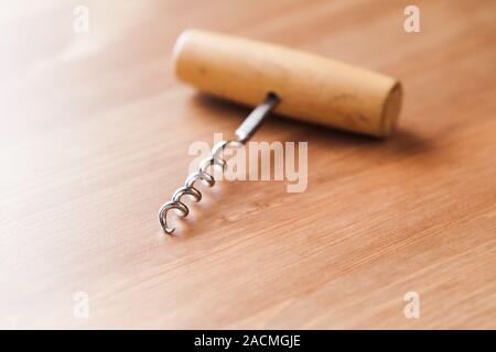 Classic Korkenzieher legt auf einem Holztisch, Nahaufnahme Foto mit selektiven Fokus Stockfoto