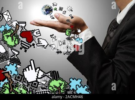 Hand hält die Erde und Computer Icons Stockfoto