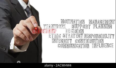 Geschäftsmann Hand schreiben Führungsqualitäten Stockfoto