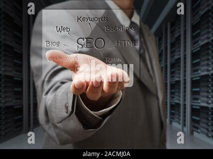 Business man show seo Grafik Schild im Server Raum Stockfoto