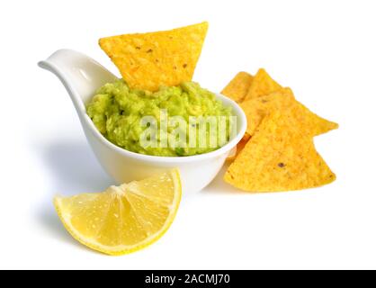 Guacamole mit Nachos. Auf weissem Hintergrund Stockfoto