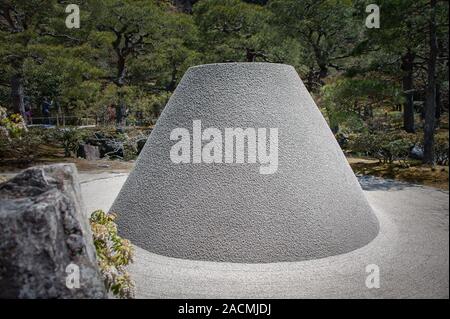 Sand Kegel namens 'Moon Aussichtsplattform' oder Kogetsudai bei Ginkakuji (Silberner Pavillon), Zen Tempel Garten, Kyoto, Japan. Stockfoto