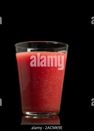 Gesunde Wassermelone Smoothie auf schwarzem Hintergrund Stockfoto