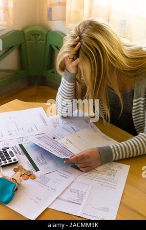 Frau mit unbezahlten Rechnungen und Schulden Stockfoto