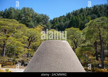 Sand Kegel namens 'Moon Aussichtsplattform' oder Kogetsudai bei Ginkakuji (Silberner Pavillon), Zen Tempel Garten, Kyoto, Japan. Stockfoto