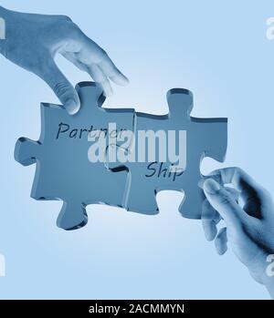 Kaufmann und Frau, Partnerschaft geschrieben Puzzleteile Stockfoto