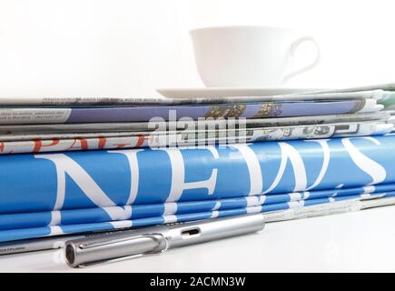 Eine Tasse Kaffee und Zeitung Hintergrund Stockfoto