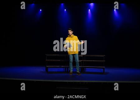 Jugendliche proben im Theater Stockfoto